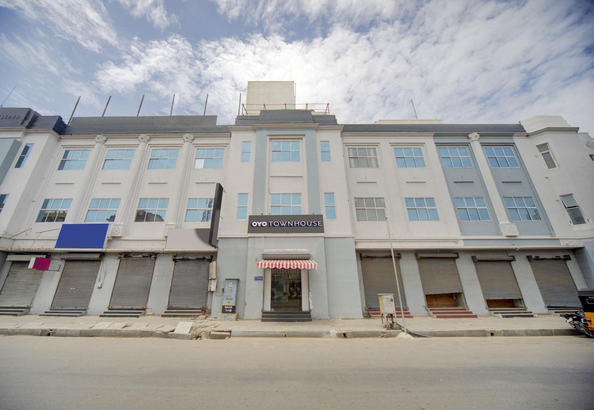 Hotel O Everest